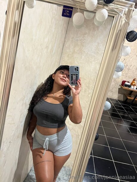 Jannieeasiaa pornographic model photos