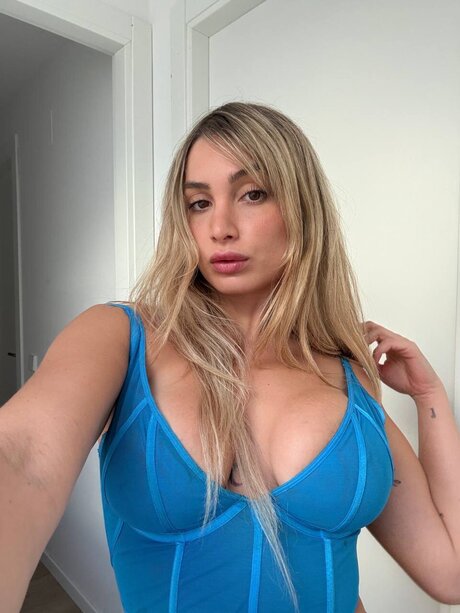 Itssschloeee sexy actress pic