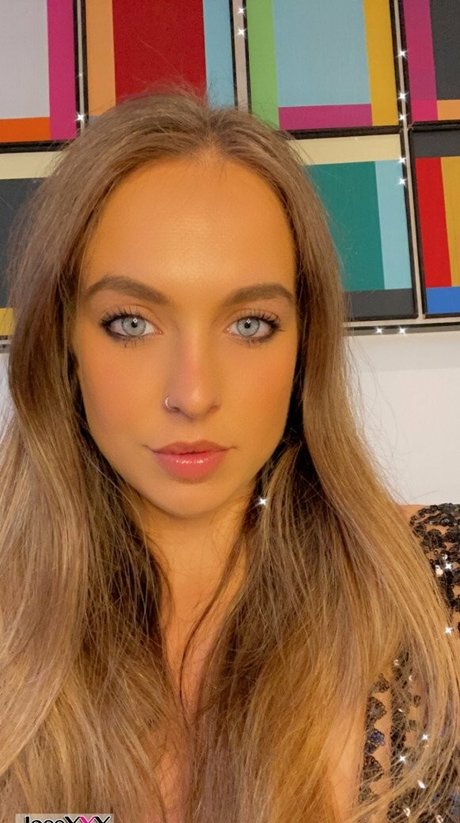 jess main hot model image