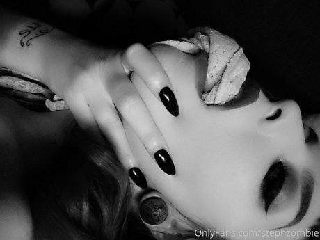 Glam Suicide nude pornstar img