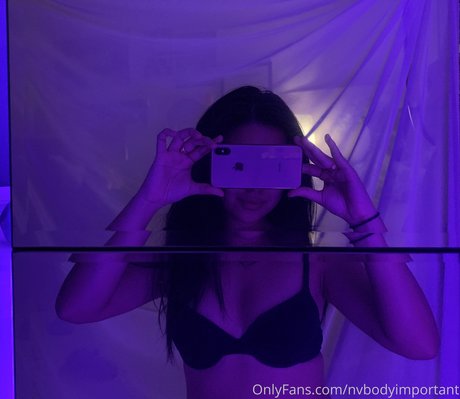 vie nude model image