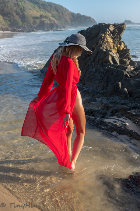 Tinyhini erotic model pic