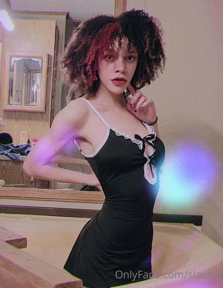 slautrx naked model photos