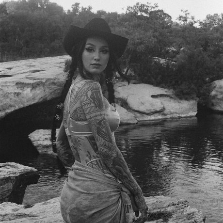 Emma Vauxdevil sex model photo