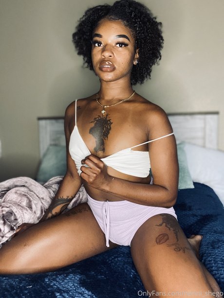 She go art model gallery