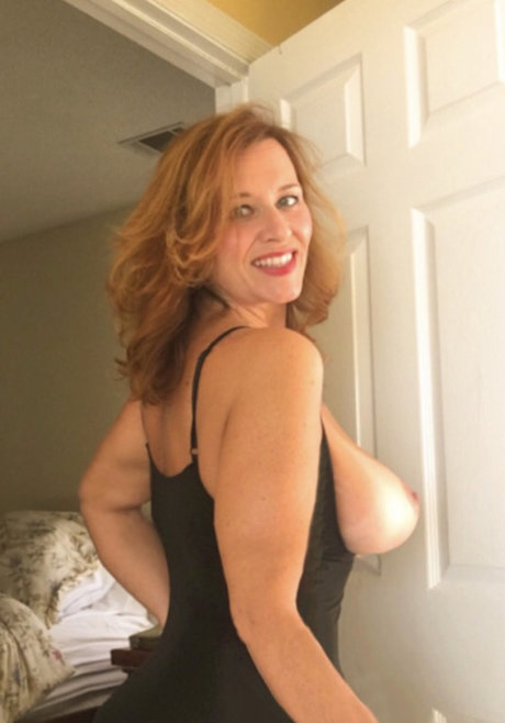 HoneyBeeZone naked model img