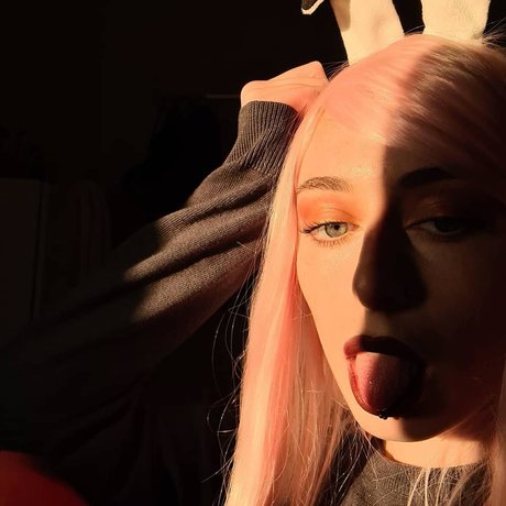 VelNick naked actress img