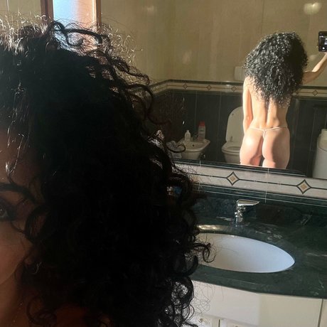 Fredys nude model pic