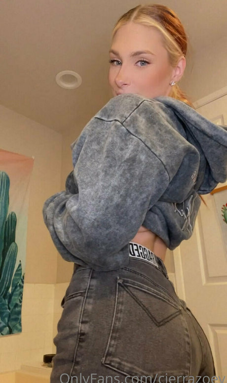 cierrazoey model best picture