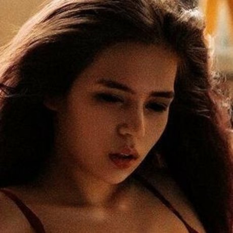 May Bee hot actress picture