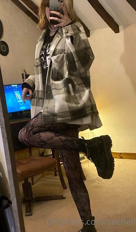 ZeeHell model nude pic