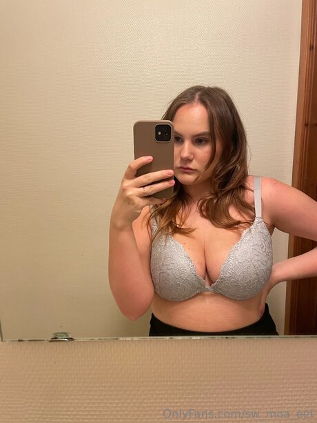 Sw Moa Eet pornstar naked pic