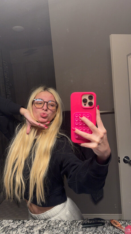 Petiteblondemodel nude model pictures