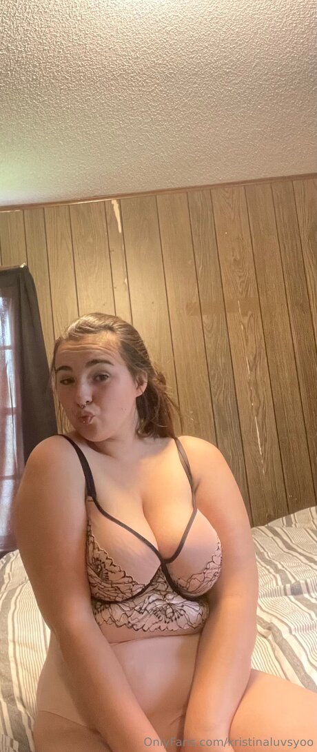 Kristinaluvsyoo naked pornstar picture