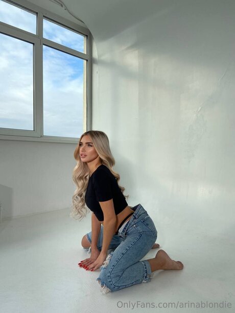 Arinablondie star naked gallery