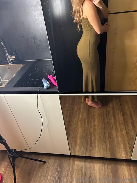 Maisiebee nude actress pic