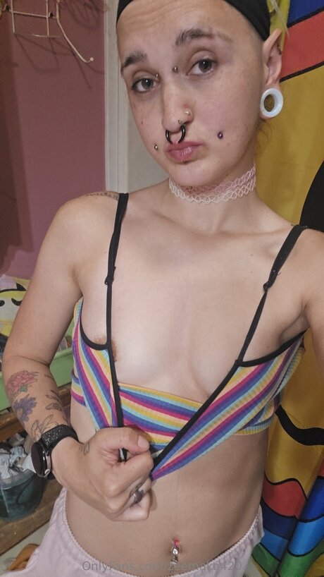 Zeemako420 naked model photo