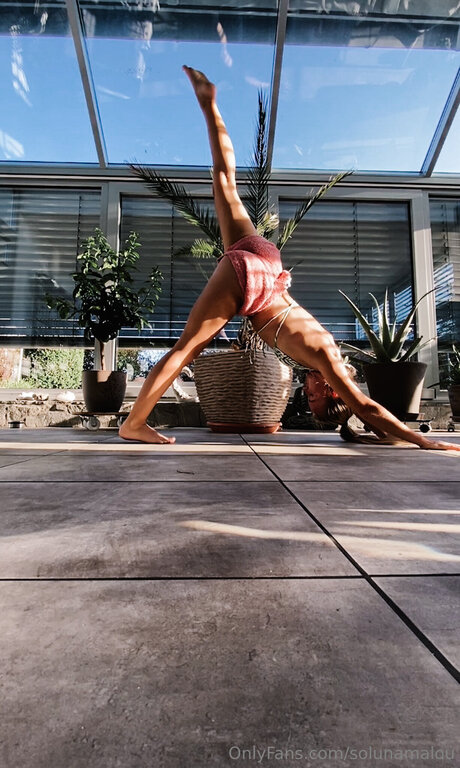 Solunamalou hot star img