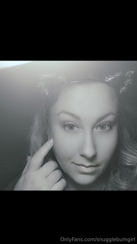 Snugglebumgirl model top photo