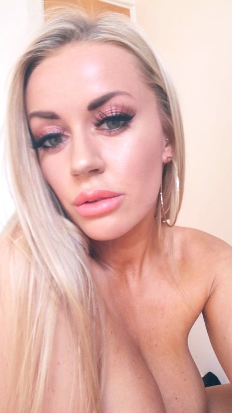 Honey Hera adult star img