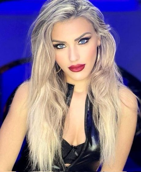 Mistress Iside pretty pornstar image