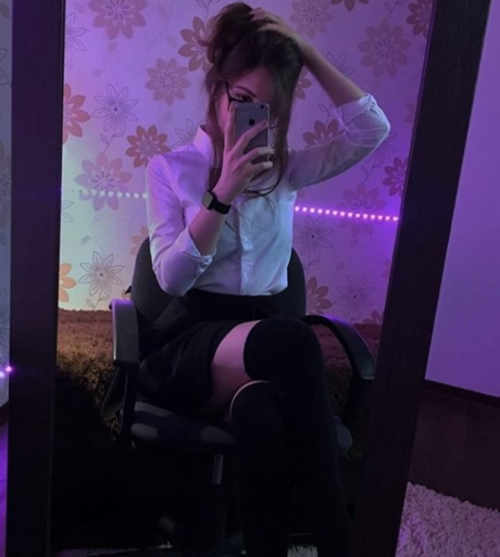 Nyakich model hot image