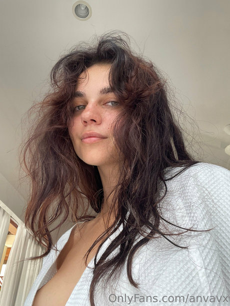 Ana Vavx pretty pornstar images
