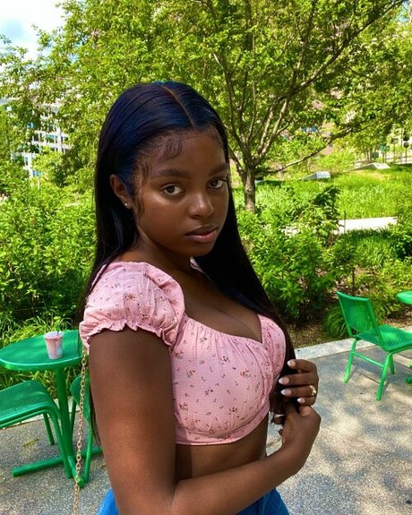 Niyanee hot actress pic