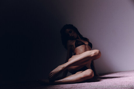 U415652607 pretty actress picture