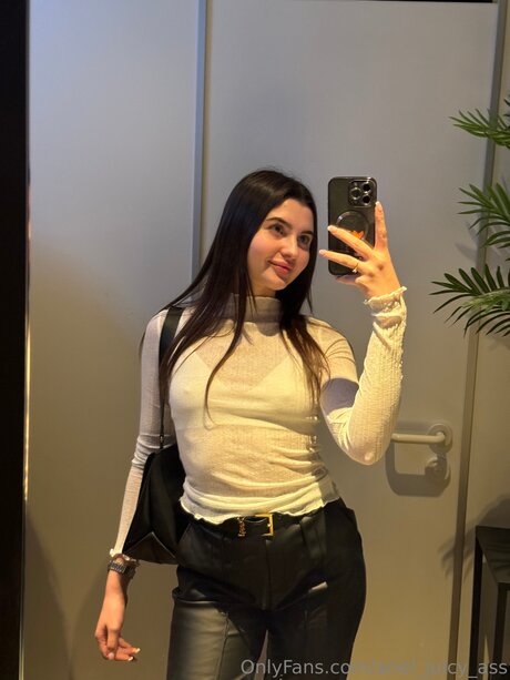 Ariel Juicy Ass model nude pictures
