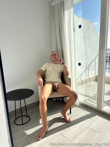 Topless Psychic star naked photos