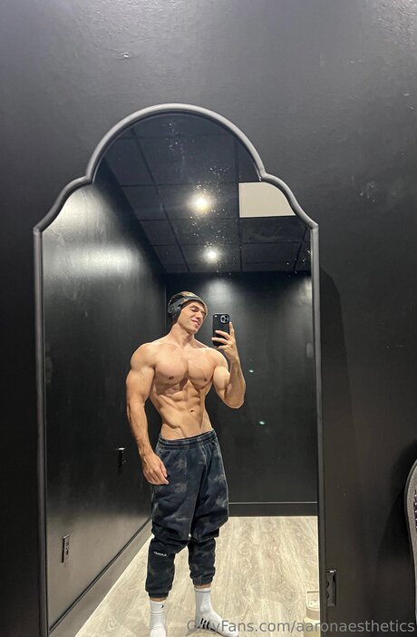 Aaronaesthetics model naked picture