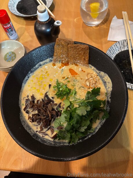 Leahwbrooke hot actress pic