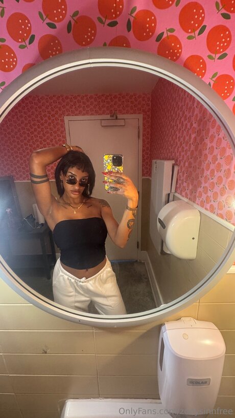 Zoeysinnfree sexy pornstar image