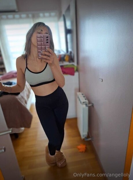 Angelloly model porn picture