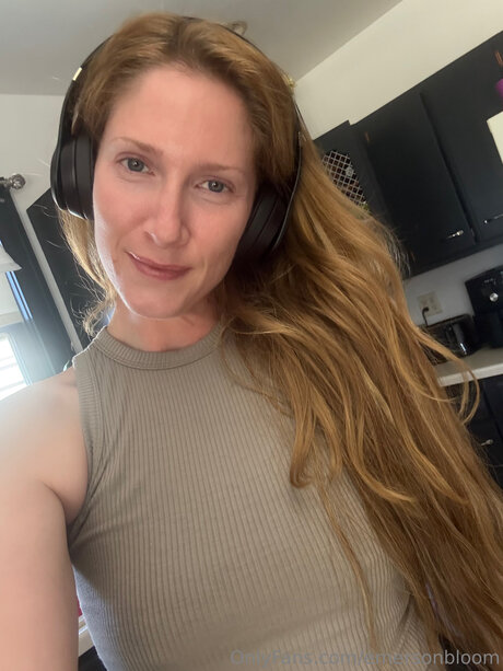 Emersonbloom model beautiful pictures