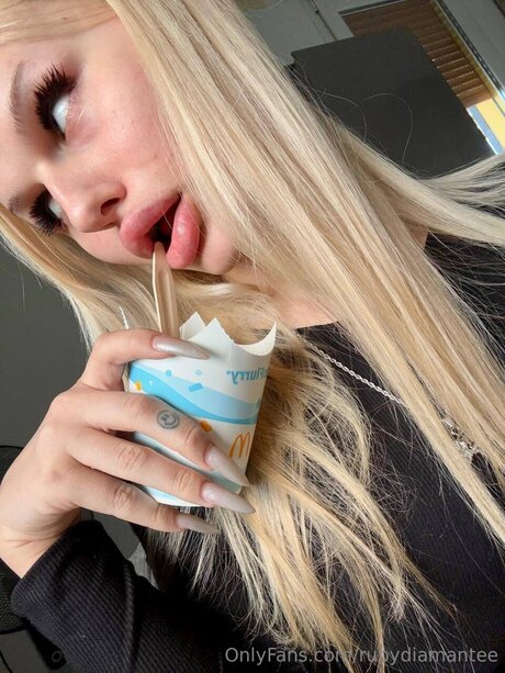 Rubydiamantee pornstar art photos