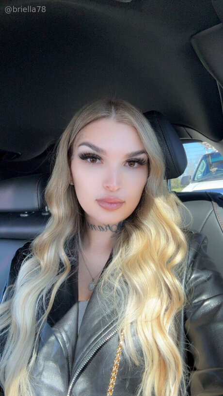 Sexybriellah model naked photo