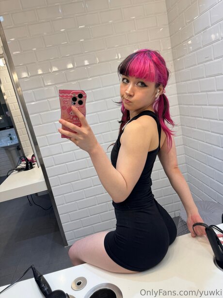 Yuwki naked model photo