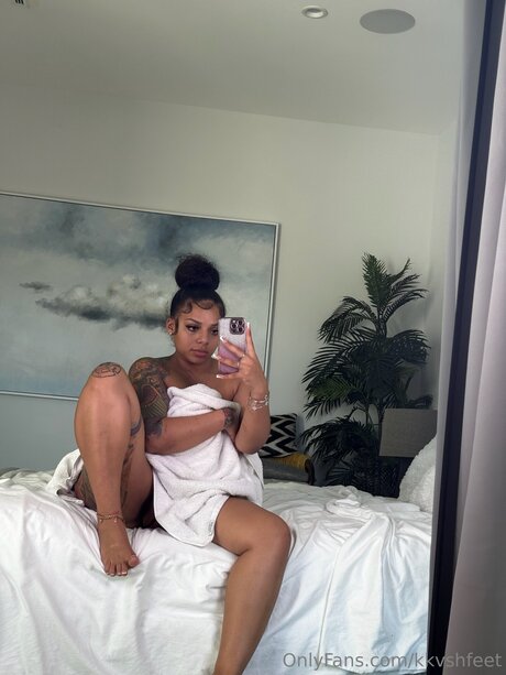 Kkvshfeet porn model pic