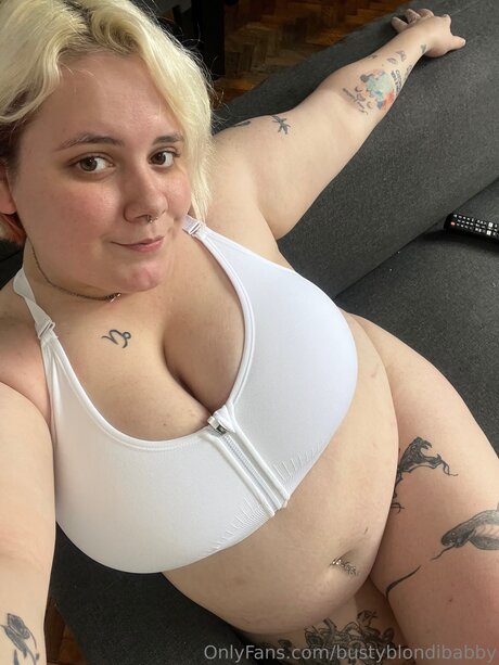 Bustyblondibabby model erotic photo