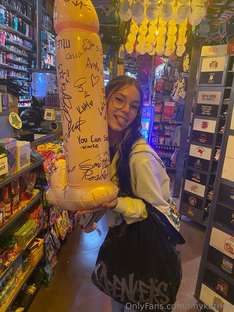 Tinykatrina xxx pornstar photo