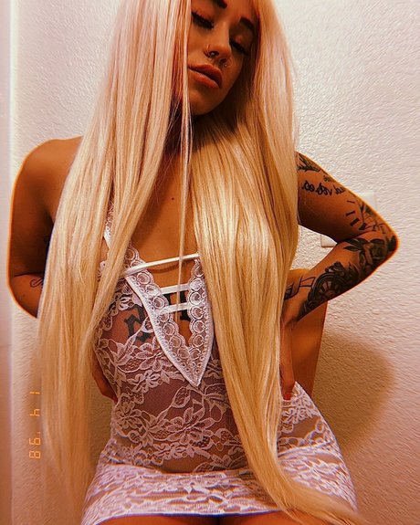 Courtney Kempka nude model gallery