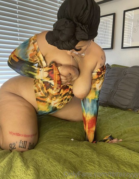 Tbrazzyyy model naked photo