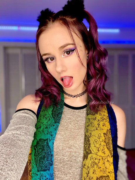 Eva Nova pretty actress gallery