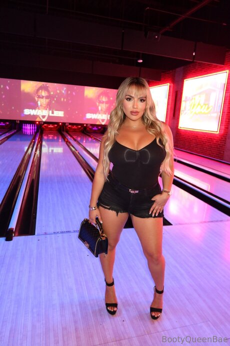 Bootyqueenbae model hot galleries