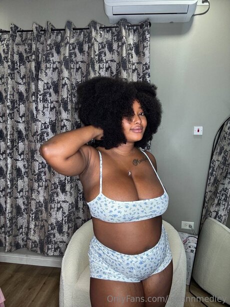 Leeannmedley erotic star image