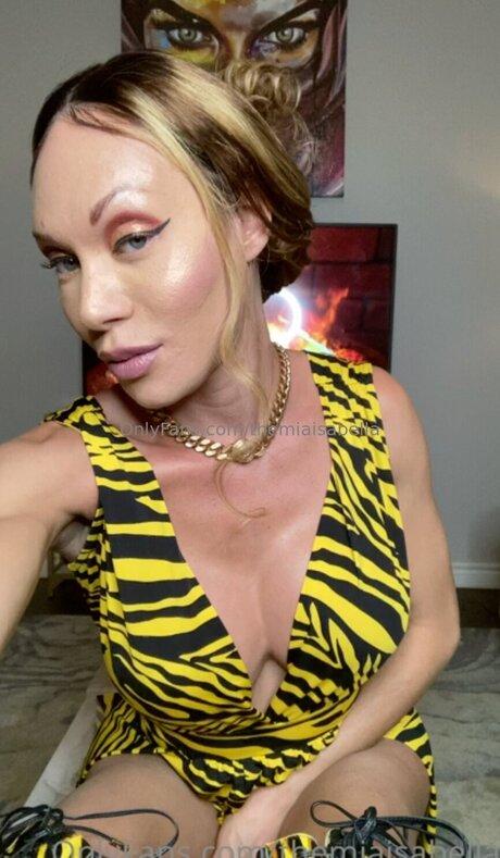 Themiaisabella actress pics