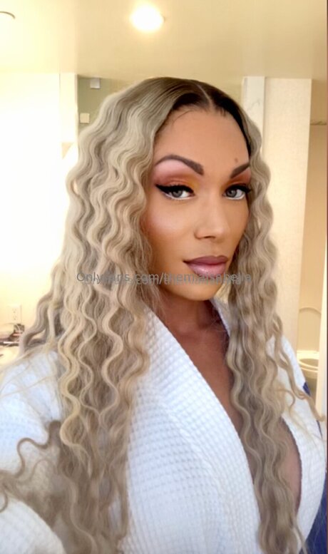 Themiaisabella model nude gallery