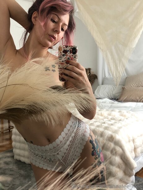 Annalee Free model naked images